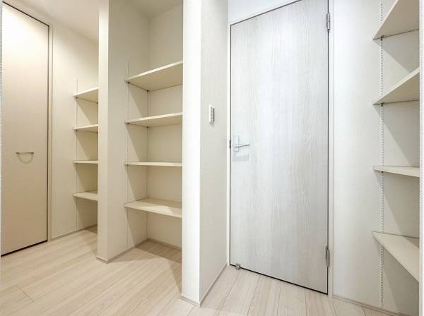 ファミリークローゼットのような活用におすすめな奥行きのある収納スペース