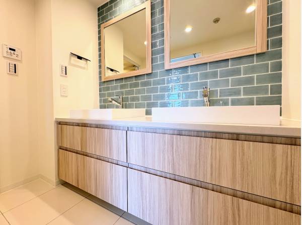 ダブルボウルの洗面台、忙しい朝にも余裕をもって身支度できます