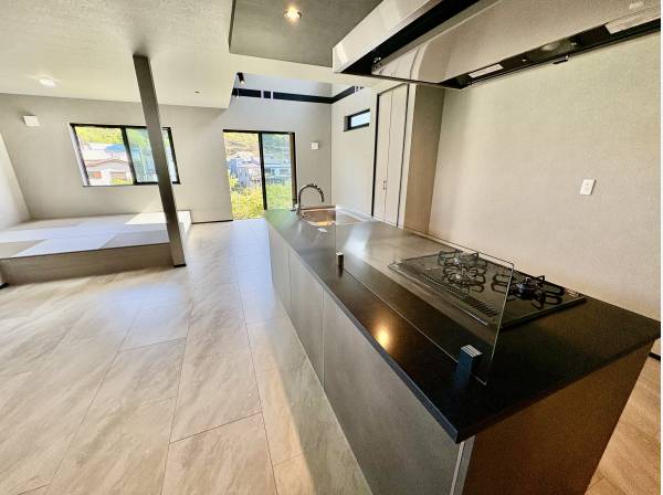 高級感のあるアイランドキッチンは存在感がありますね！