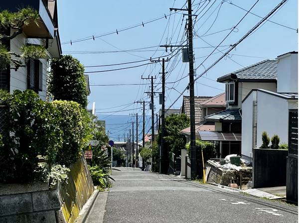 現地目の前の道路から海が見えました。