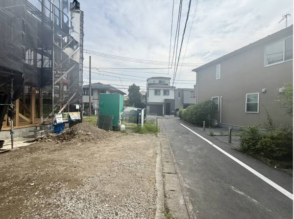 西側公道に面した立地。周辺は落ち着いた住環境が広がっています