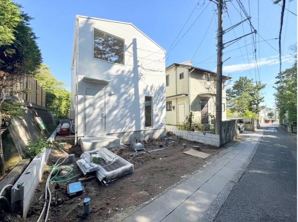 大きな小窓が印象的な外観