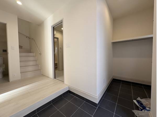 アウトドア用品も置ける広さの土間