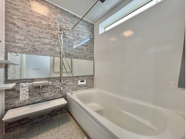 足を伸ばせる浴槽は、心身ともにしっかりと疲れを癒してくれます