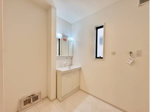 白を基調とした洗面室です。