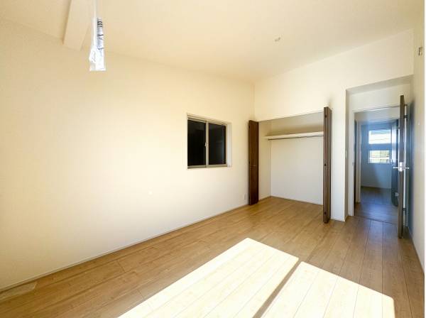 洋室は全て二面採光で心地よい風の抜ける空間です