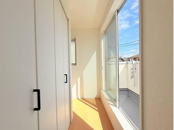 LDKの裏手に回ると収納スペースとバルコニー！