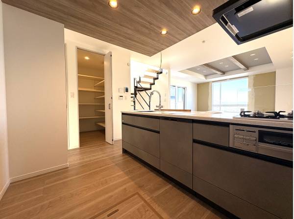 キッチン横にはパントリーもございます。