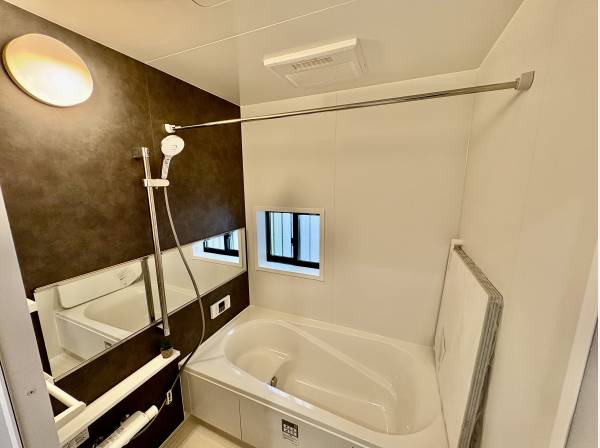 お風呂は浴室乾燥機が付いております。