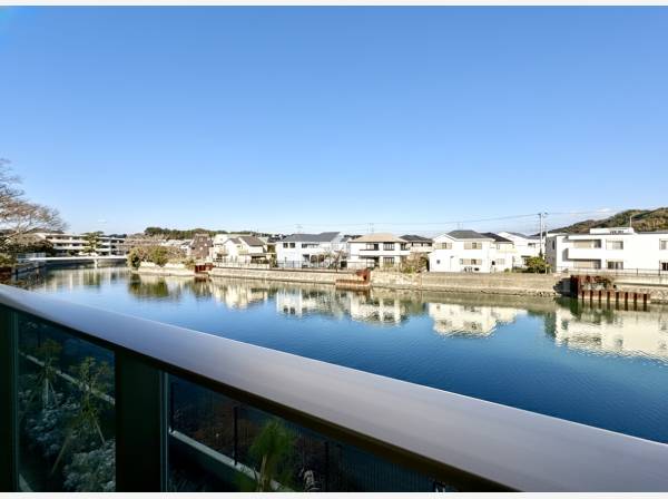 美しいリバーサイドのお部屋です。