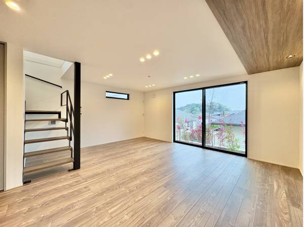 リビングにも大開口の窓を設置