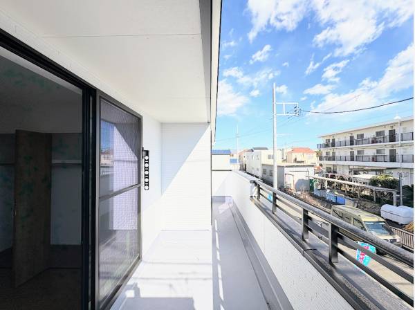 日当りのよいバルコニーは洗濯物も良く乾きそうです