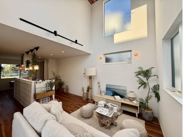 勾配天井で開放的なリビングルーム