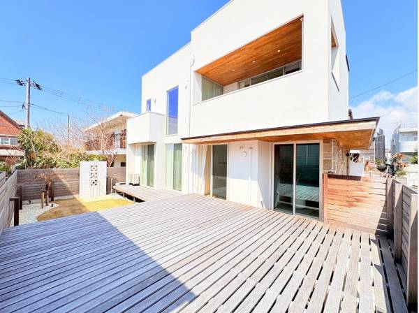 広々としたウッドデッキで休日はのんびりと過ごせそうです