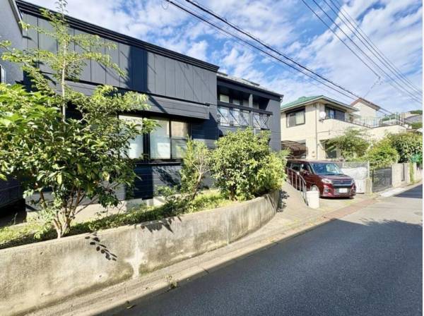 植栽の緑が鮮やかに映える落ち着いた佇まいの外観