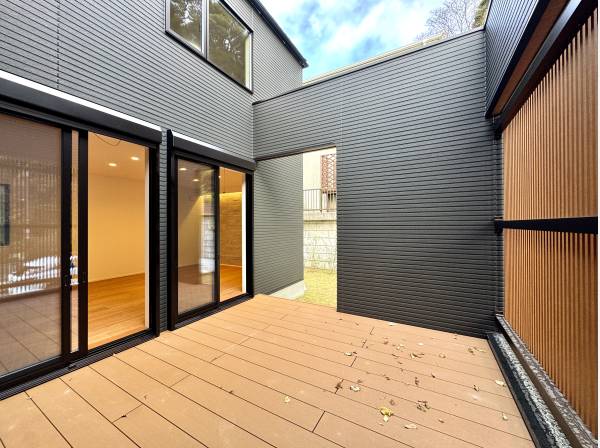 リビングからつながる大型のテラス