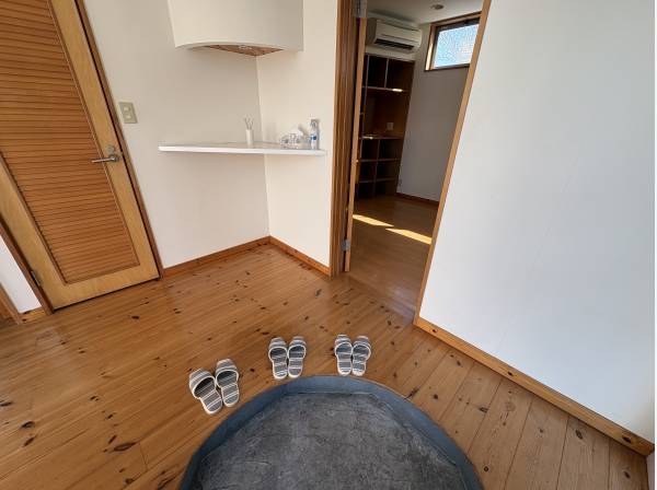 玄関に入ると、丸い入口が可愛いですね。