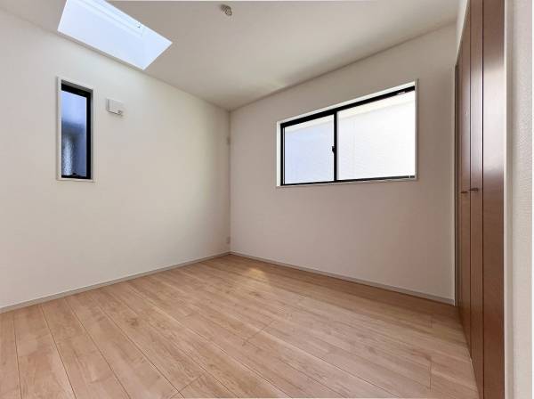 青空と共に目覚め星空に癒されながら眠りにつけるトップライトを配した居室