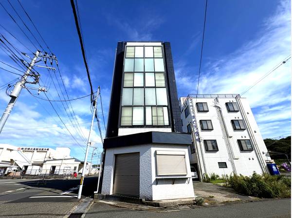 角地に位置しており開放的