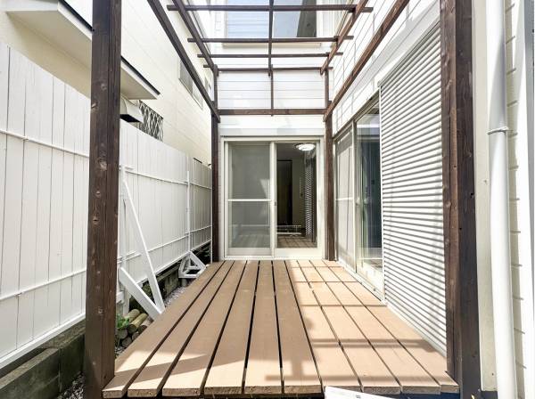 気持ちの良い木漏れ日を感じられるウッドデッキ