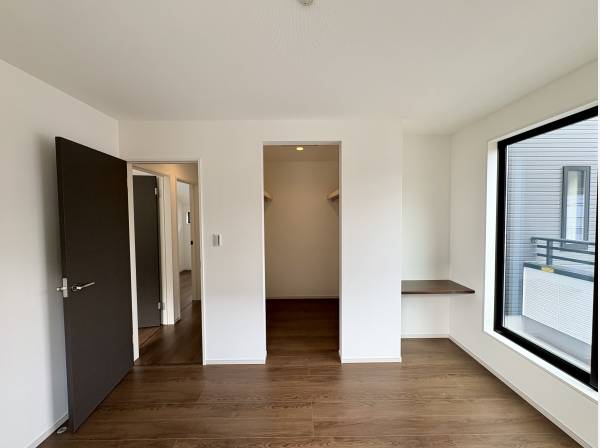 ウォークインクローゼット付き寝室。6.24帖書斎として使えるディスク付き