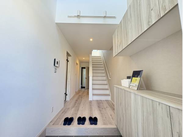 吹抜けで開放的な玄関スペース