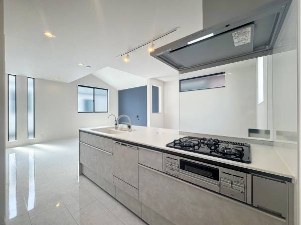 家族の笑顔が見渡せるオープンキッチン