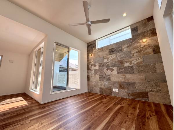 石張りの壁もアクセントでお洒落です