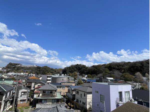 鎌倉方面の緑の眺望も楽しめます