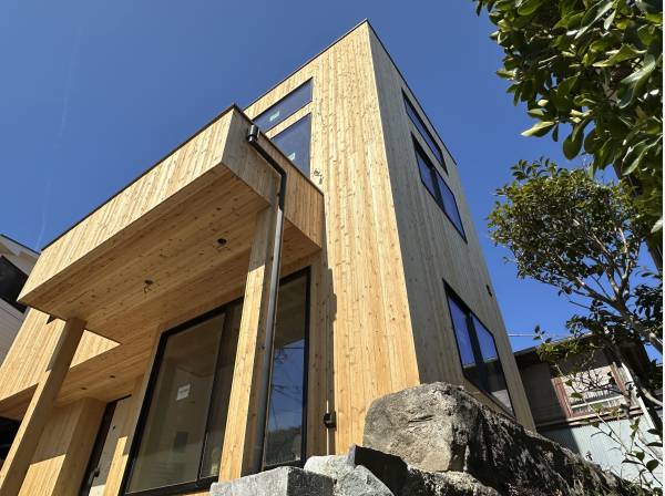 自然と溶け込む木張りのデザイン