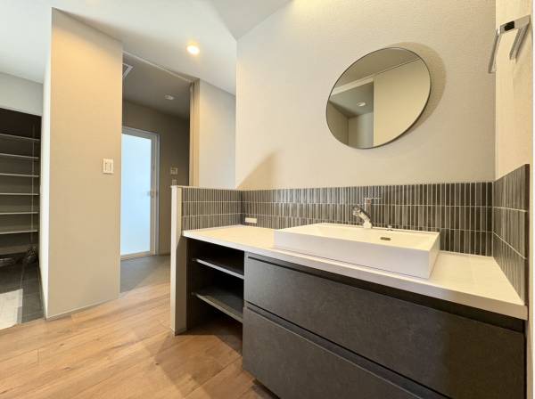 玄関とLDKの間に設けたお洒落な独立洗面台♪ 毎日の動線もスムーズです