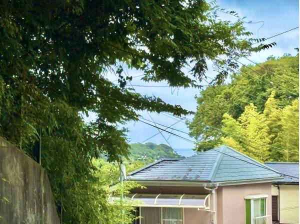 敷地入り口付近からちらっと海を望めます