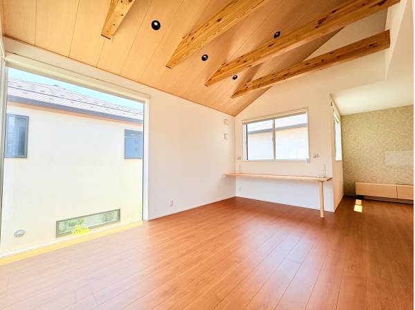 陽光注ぐ窓辺の造作カウンター　テレワークなどに適しています