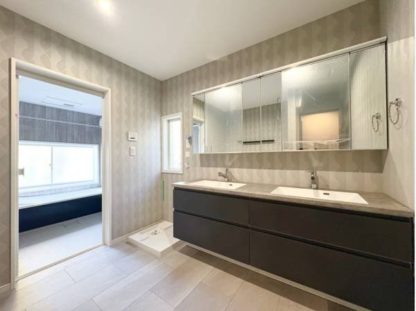 ダブルボウル仕様の洗面化粧台