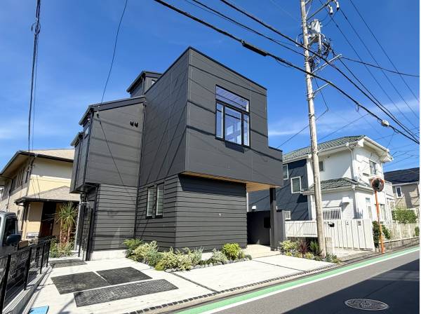 重厚な住まいにリゾート感のある植栽が彩りを添えています