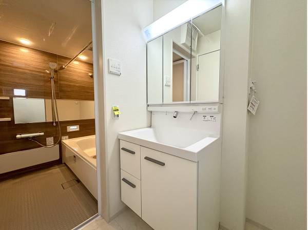 毎日のケアが心地よくなる、清潔感たっぷりの洗面空間