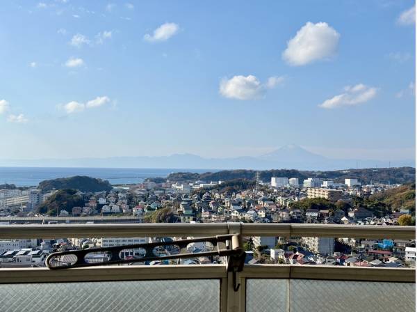 富士山と相模湾を望みます