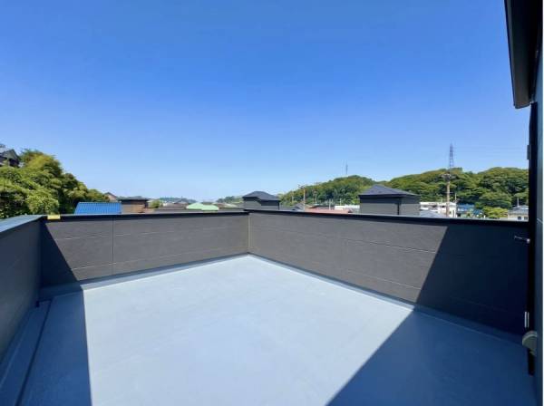 空を独り占めする大型のルーフバルコニー