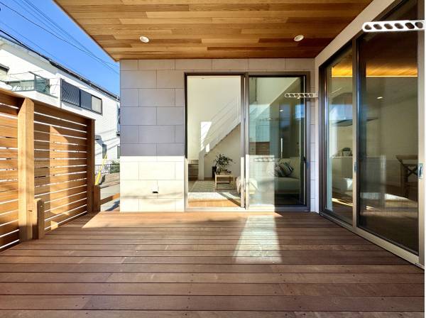 テーブルや椅子を置いてくつろげるインナーバルコニー