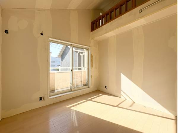 南向きのお部屋からはたっぷり陽の光が差し込んでいます。