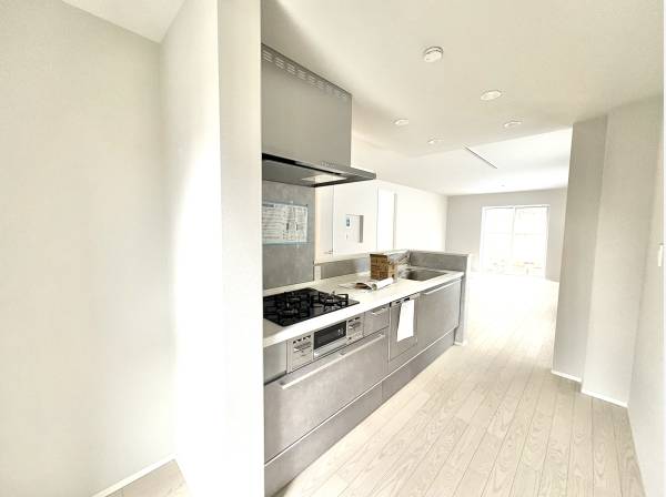 食洗機完備のシステムキッチン。リビング全体が見渡せ会話も弾みます