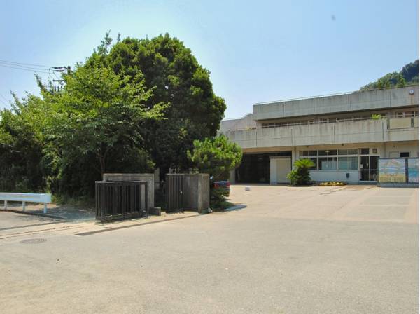 葉山町立葉山中学校まで約1330ｍ