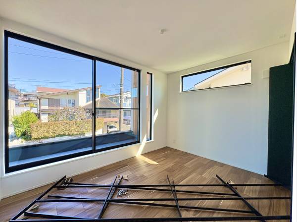 大きな窓のおかげで家の中に自然の風景がある安らげる空間