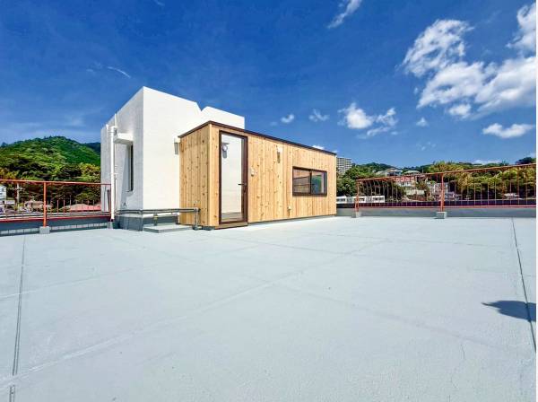 サウナとジャグジーが完備されたルーフバルコニーはプライベート贅沢空間