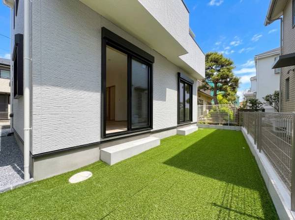 リビングの前には人口芝生があり、BBQやプールなど楽しめます！