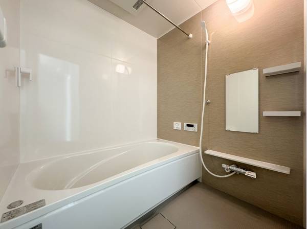 サンドベージュの柔らかなクロスが落ち着いたバスルームのアクセント