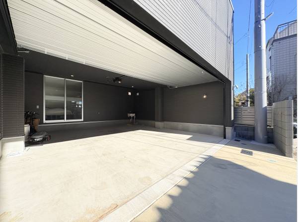 並列２台分駐車可能電動シャツター付きガレージ