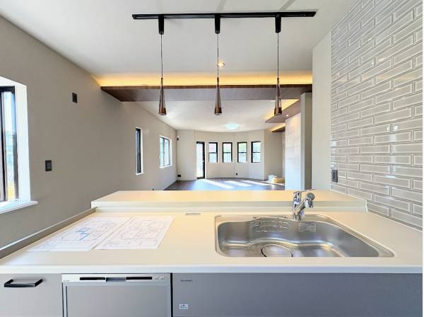 広いお部屋を見渡すキッチン