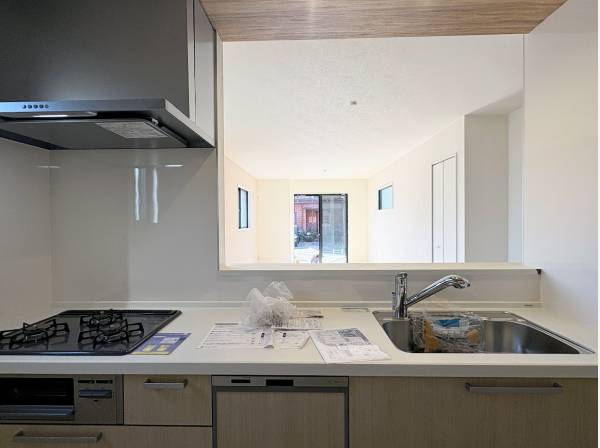 家族の会話が弾むカウンターキッチン