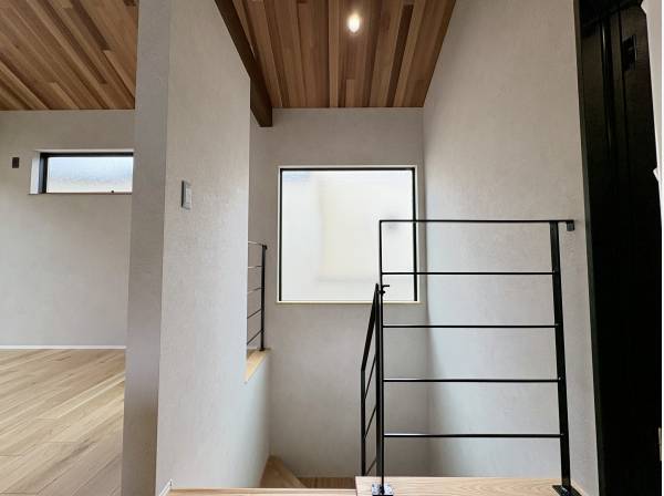 部屋全体を明るく保つ大窓